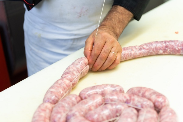 La preparazione delle salamelle