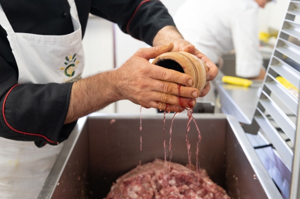 La colatura del vino con aglio e spezie per il salame