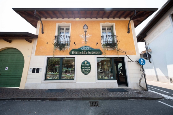 La macelleria Cucchi dall'esterno